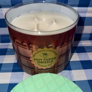 Hot fudge drizzle candle
